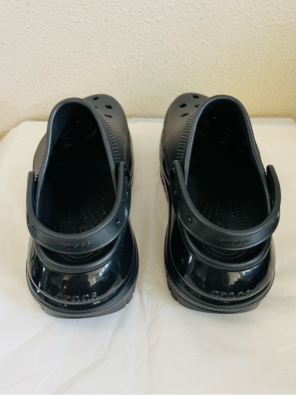 Crocs Classic Mega Crush Clogs Black Platform Womens 7 Mens 5 Comfort Shoes EUC - Picture 4 of 7